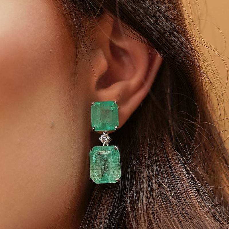 Pair of earrings with emeralds and diamonds