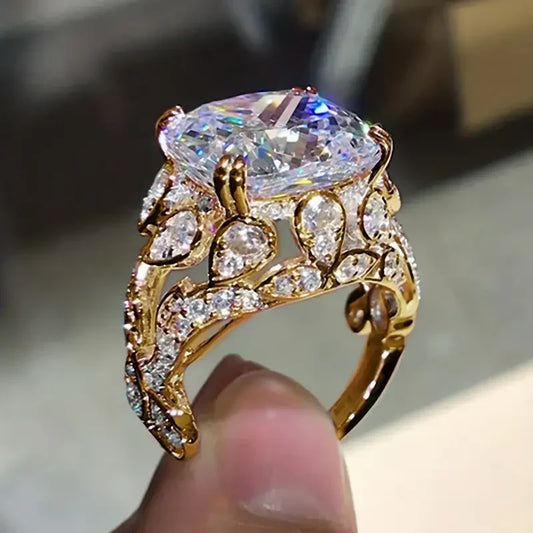Luxury Vintage Ring with Sparkling Center Stone