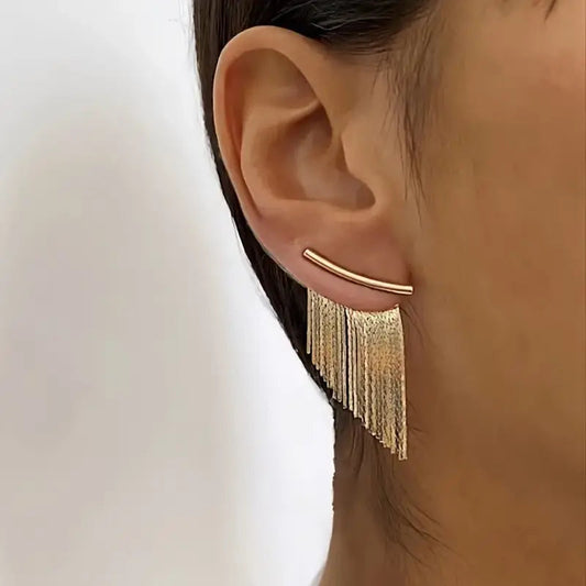 Vintage-inspired earrings with delicate, gold-coloured fringes