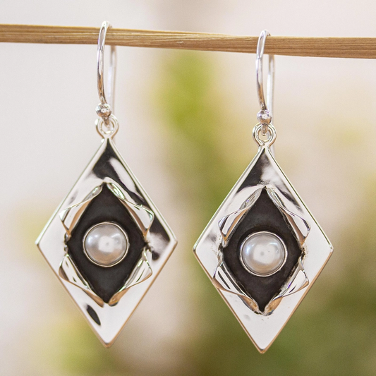 Elegant Vintage-Style Pearl Earrings with Diamond Pattern
