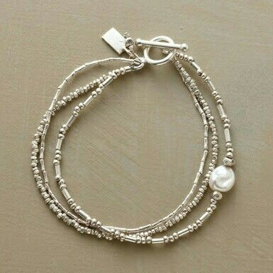 Vintage-inspired pearl bracelet set