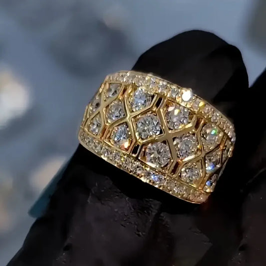 Elegant Ring with Geometric Mesh Design