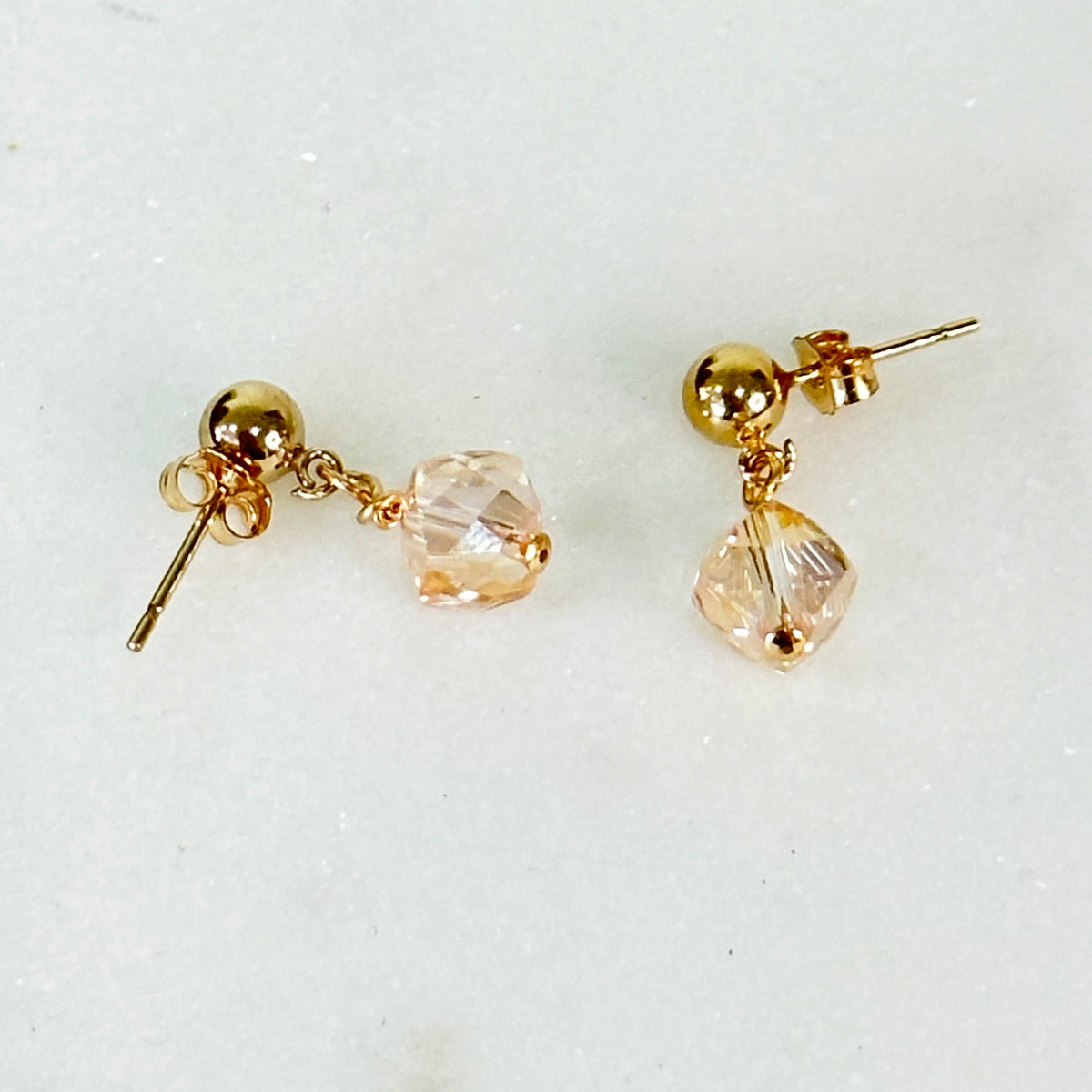 Elegant earrings with faceted champagne-coloured crystals in a teardrop design