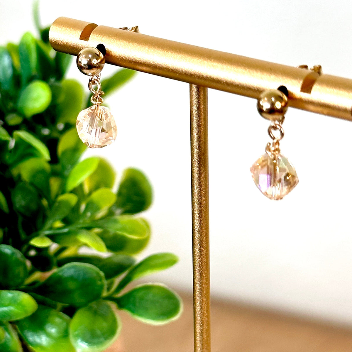 Elegant earrings with faceted champagne-coloured crystals in a teardrop design