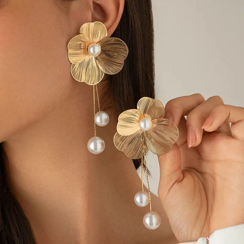 Elegant flower earrings with sparkling pearls