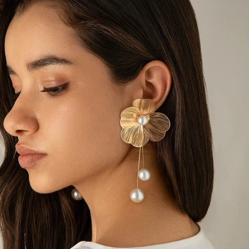 Elegant flower earrings with sparkling pearls