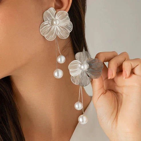 Elegant flower earrings with sparkling pearls