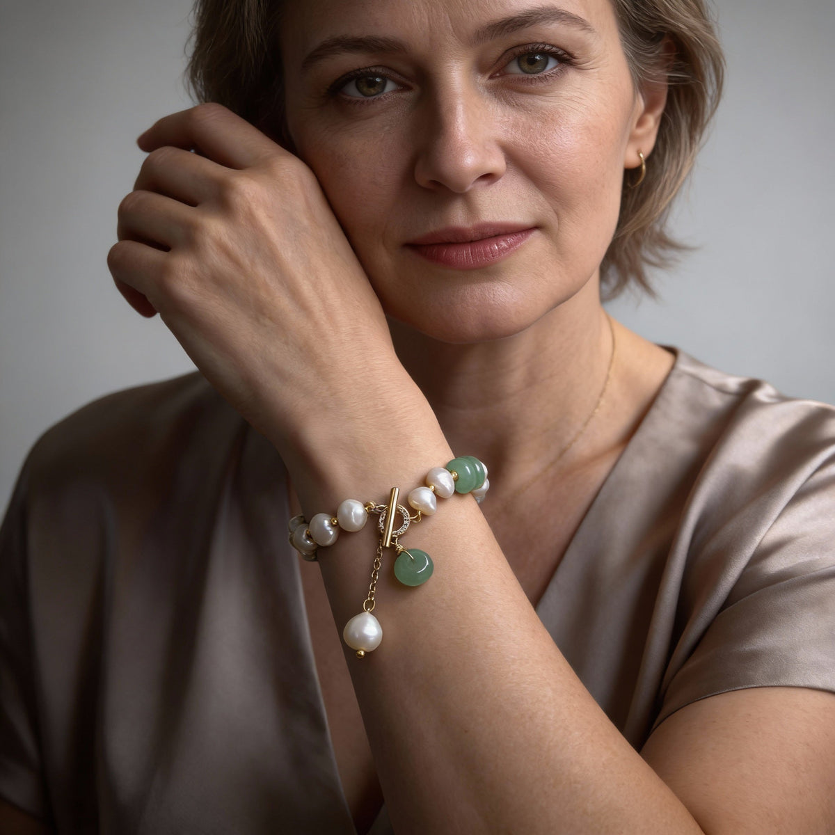 An elegant freshwater pearl bracelet with aventurine and a lever clasp
