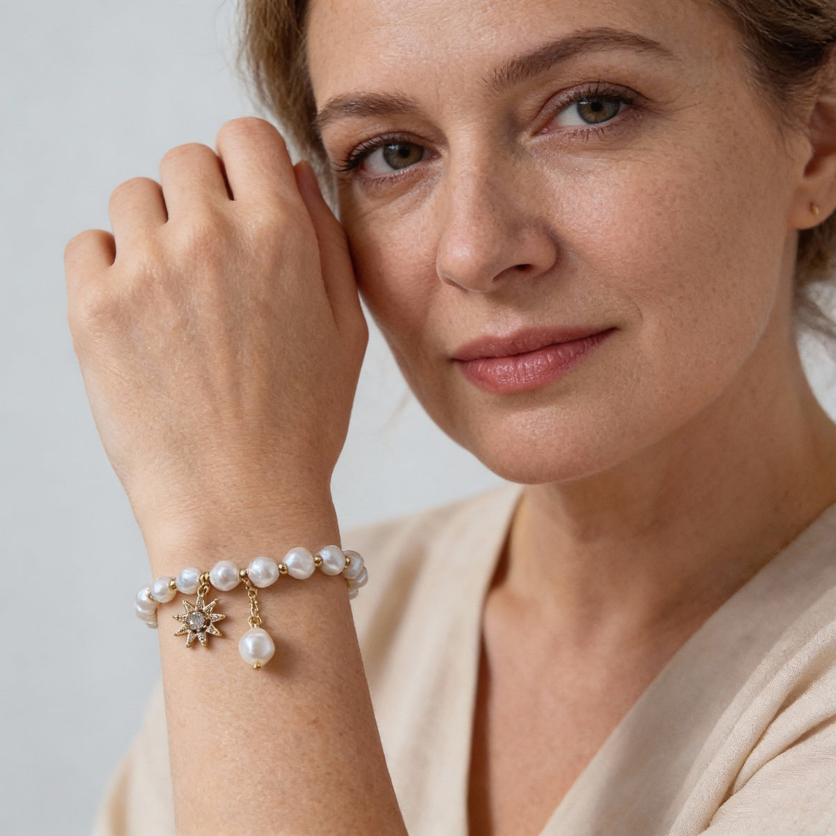 An elegant freshwater pearl bracelet featuring sparkling stars and a pearl necklace