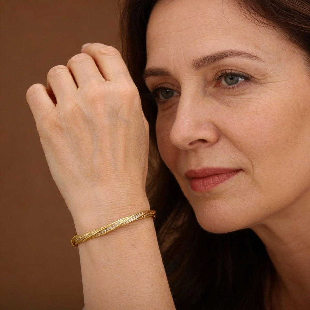A sparkling bracelet with cubic zirconia for the elegant woman