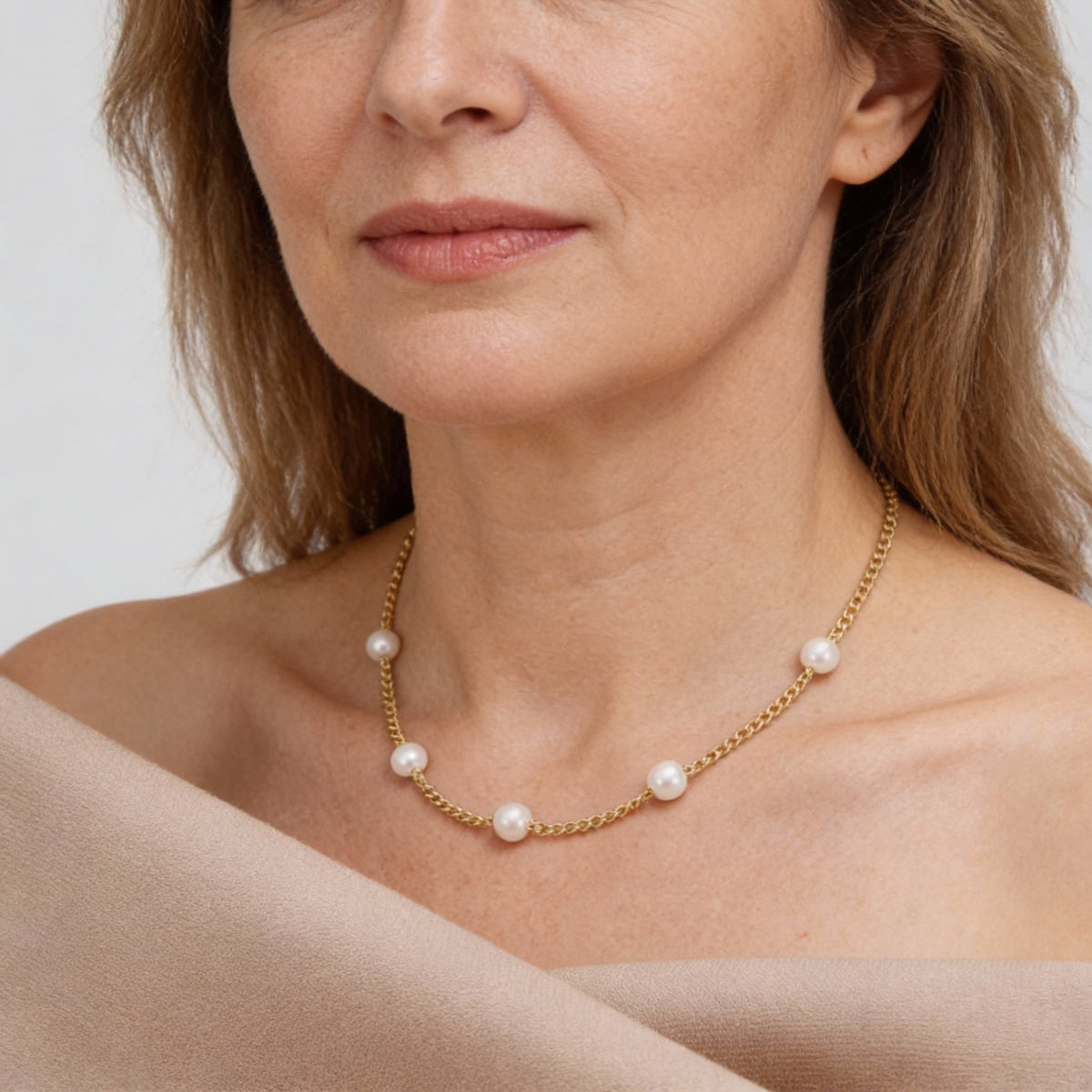 Elegant Necklace with Genuine Freshwater Pearls and Sparkling Link Chain