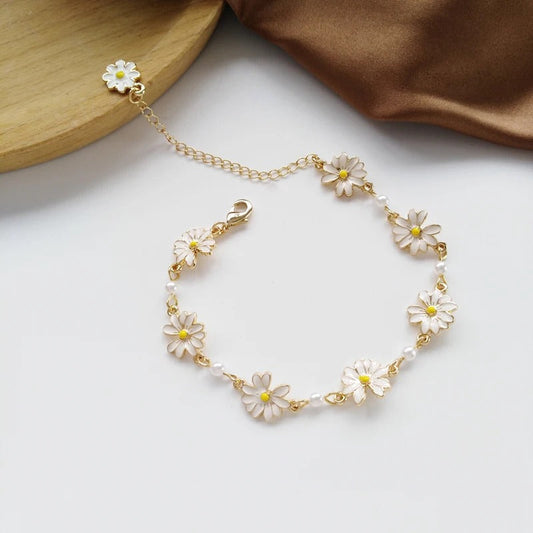 Flower bracelet with white daisies, delicate pearls and a long chain