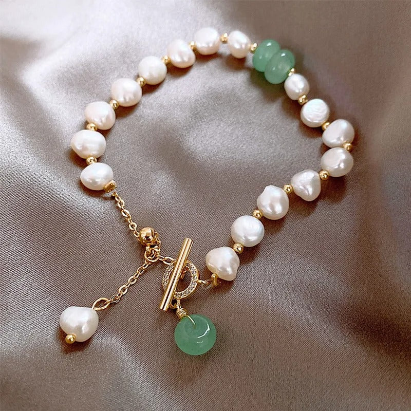 An elegant freshwater pearl bracelet with aventurine and a lever clasp
