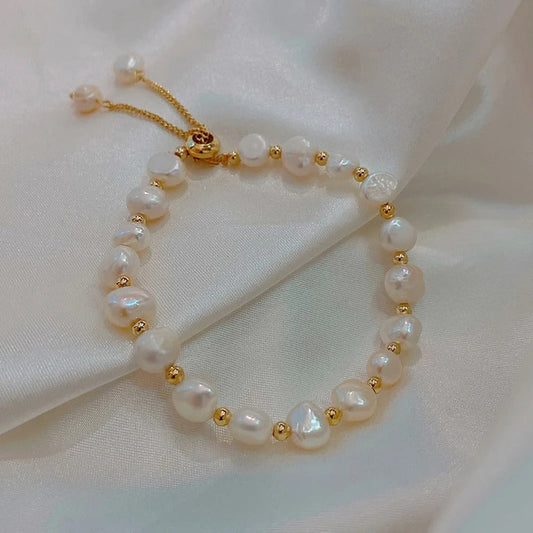 Pearl bracelet with an adjustable ball clasp and gold-coloured details