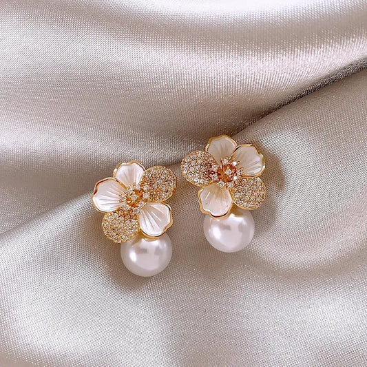 Elegant flower-shaped earrings with cubic zirconia and pearl pendants