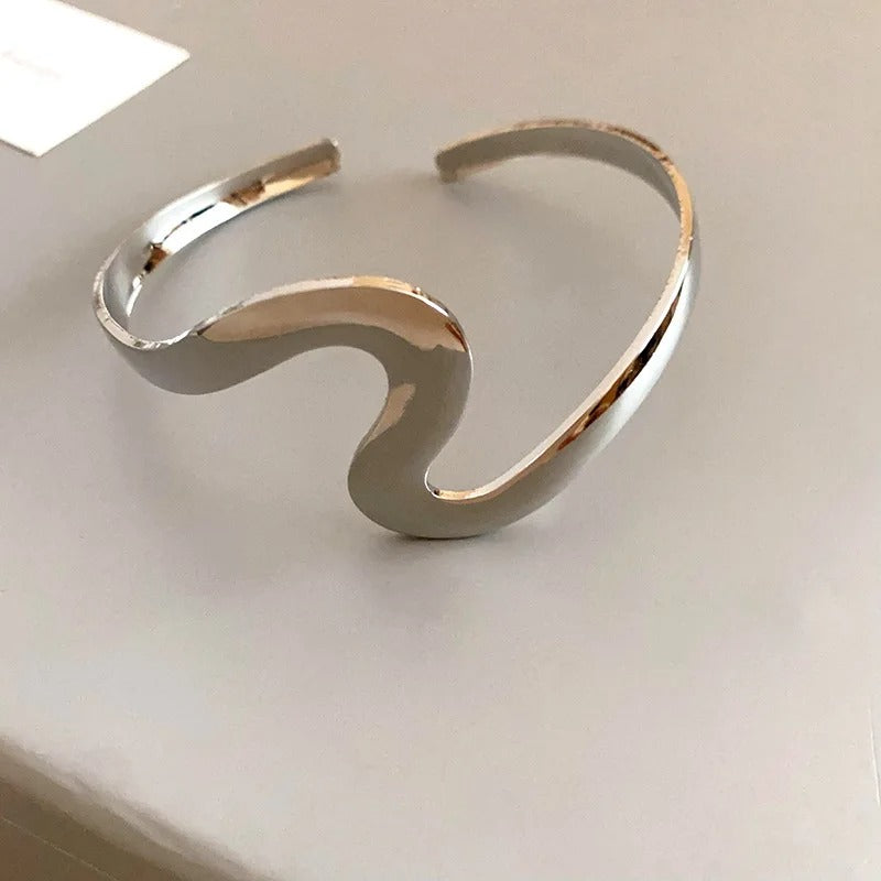 Polished vintage-style minimalist curved metal wave bracelet