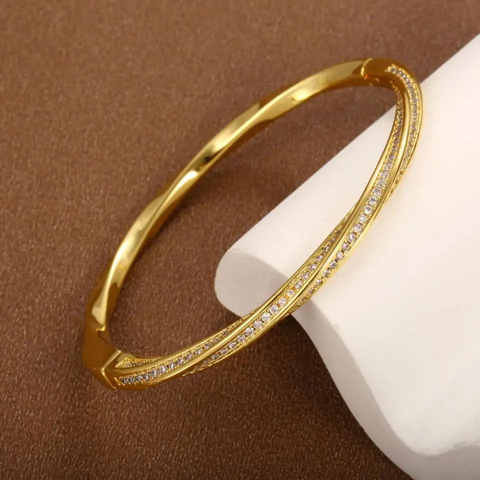 A sparkling bracelet with cubic zirconia for the elegant woman