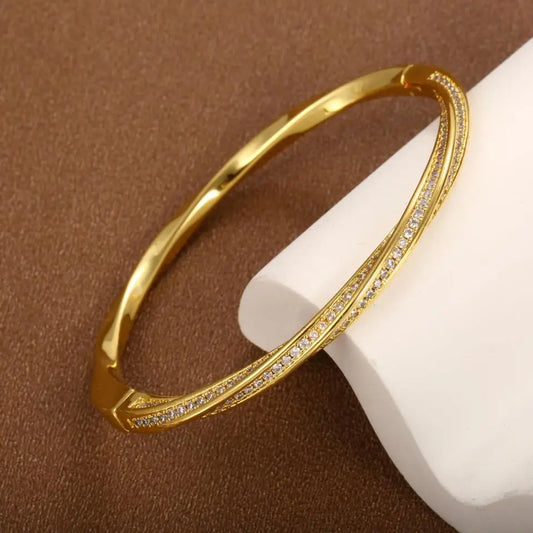 A sparkling bracelet with cubic zirconia for the elegant woman