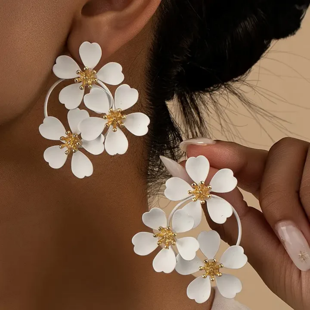 Flower earrings with white floral filigree details – an elegant, summery statement piece